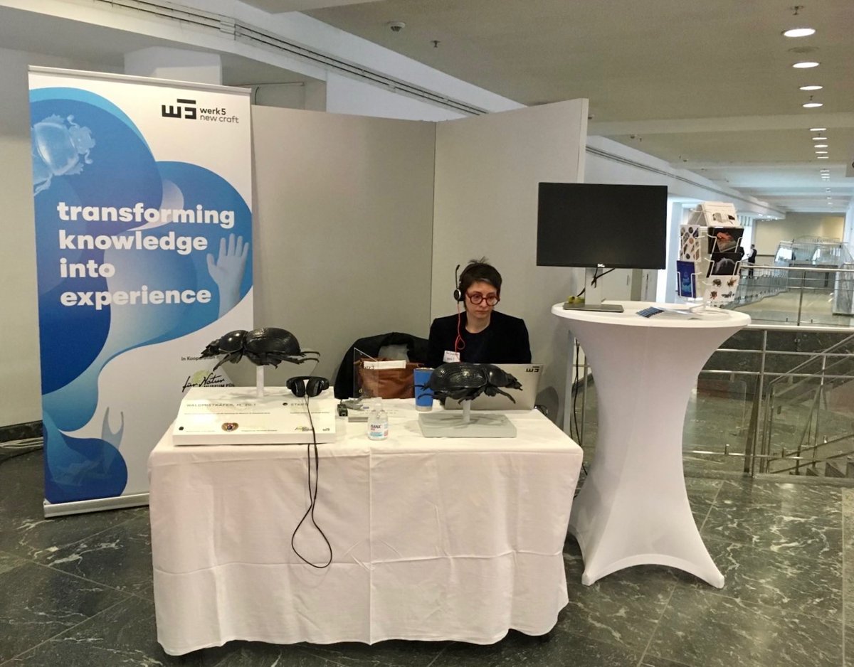 Endlich kommt unser sensorischer Waldmistkäfer wieder unter Menschen! Besucht werk5 und die Mediasphere vom @mfnberlin am Stand auf der EVA Berlin Conference. Fühlen - sehen - hören. 🤚 👁️ 👂 

📸 Tina Schneider/MfN