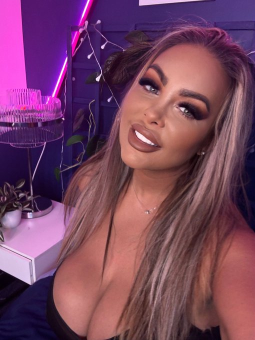 I&rsquo;m live on Babestation until 1pm &hellip;. What&rsquo;s everyone else up to today? https://t.co/zPKzhfb2t7