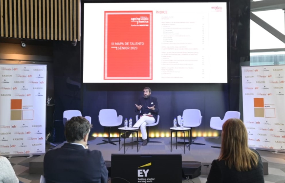 Fundmashumano's tweet photo. 🏆 10 empresas reciben el distintivo #mástalentosenior por su compromiso  con el talento +50 en un encuentro donde se exploraron desafíos y oportunidades del #talentosenior en el mercado laboral @AsocEyC @masfamilia 
👀 No te pierdas todos los detalles ⬇️ 
https://t.co/v4ZfvtTuiZ https://t.co/1FWbAWunvd
