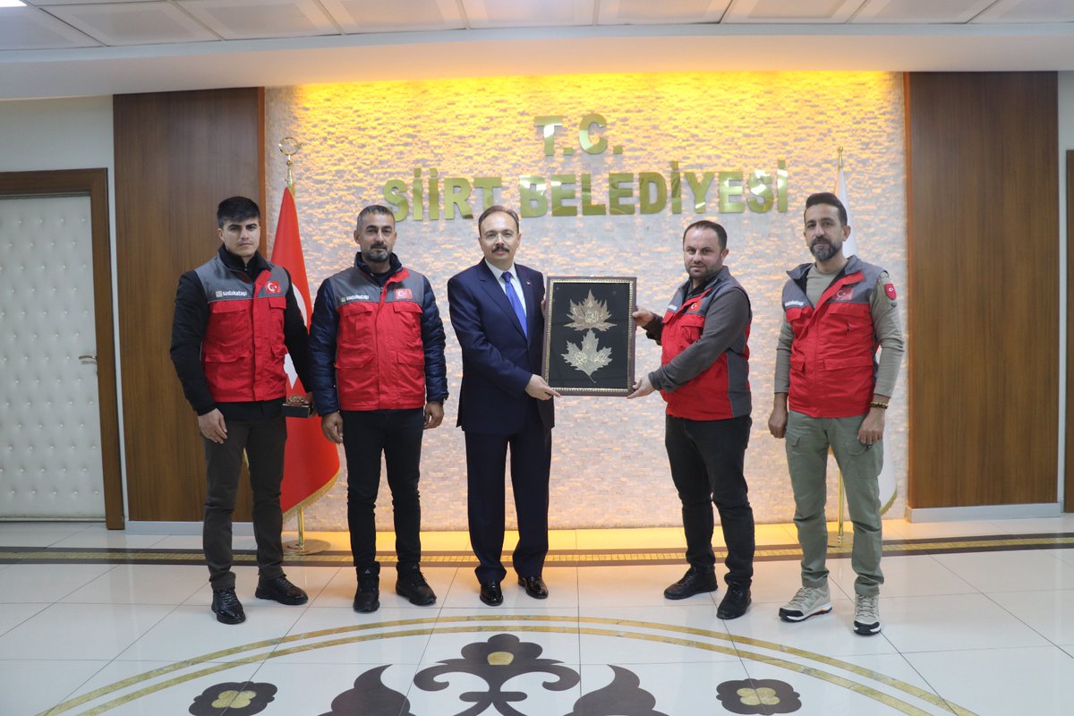 56Mesut1905's tweet photo. Sadakataşı Siirt Derneği olarak Vali/Belediye Başkan V. Sn. Dr. Kemal KIZILKAYA'yı makamında ziyaret ederek yurt içi ve yurt dışı çalışmalarımız hakkında bilgi alışverişinde bulunduk.
Valimize ilgi ve alakalarından dolayı teşekkür ederiz.
@Dr_KemalKzlkaya @kemal_ozdal https://t.co/CIShKt6tj3