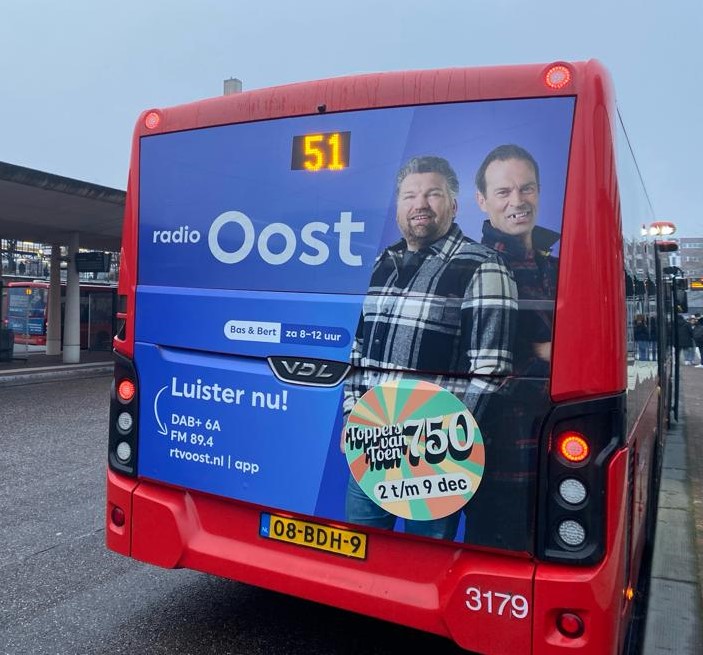 De Toppers van Toen! Samen met Radio Oost rijden we vandaag van 09.00 uur ’s ochtends tot 16.00 uur ’s middags rijden we door de regio om Toppers van Toen onder de aandacht te brengen bij reizigers en luisteraars. Heb jij de bus al gespot? <a href="/rtvoost/">RTV Oost</a>