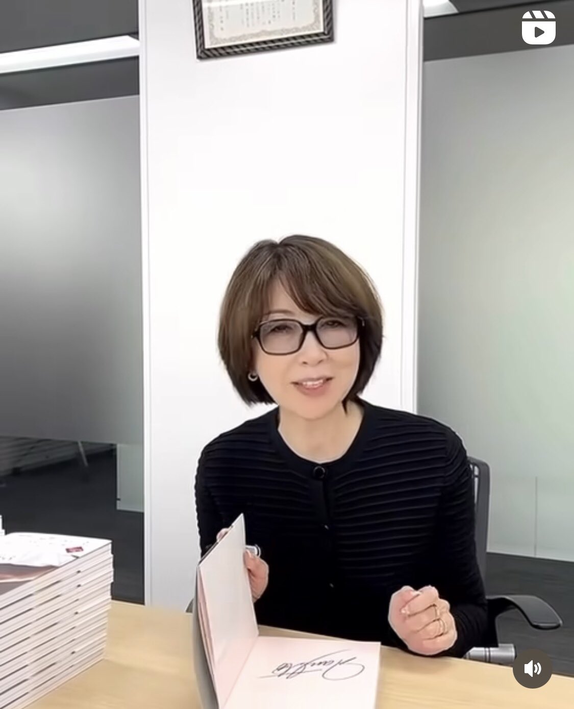 Amazon.co.jp: 伊藤蘭 エッセイ集 Over the Moon～わたしの人生