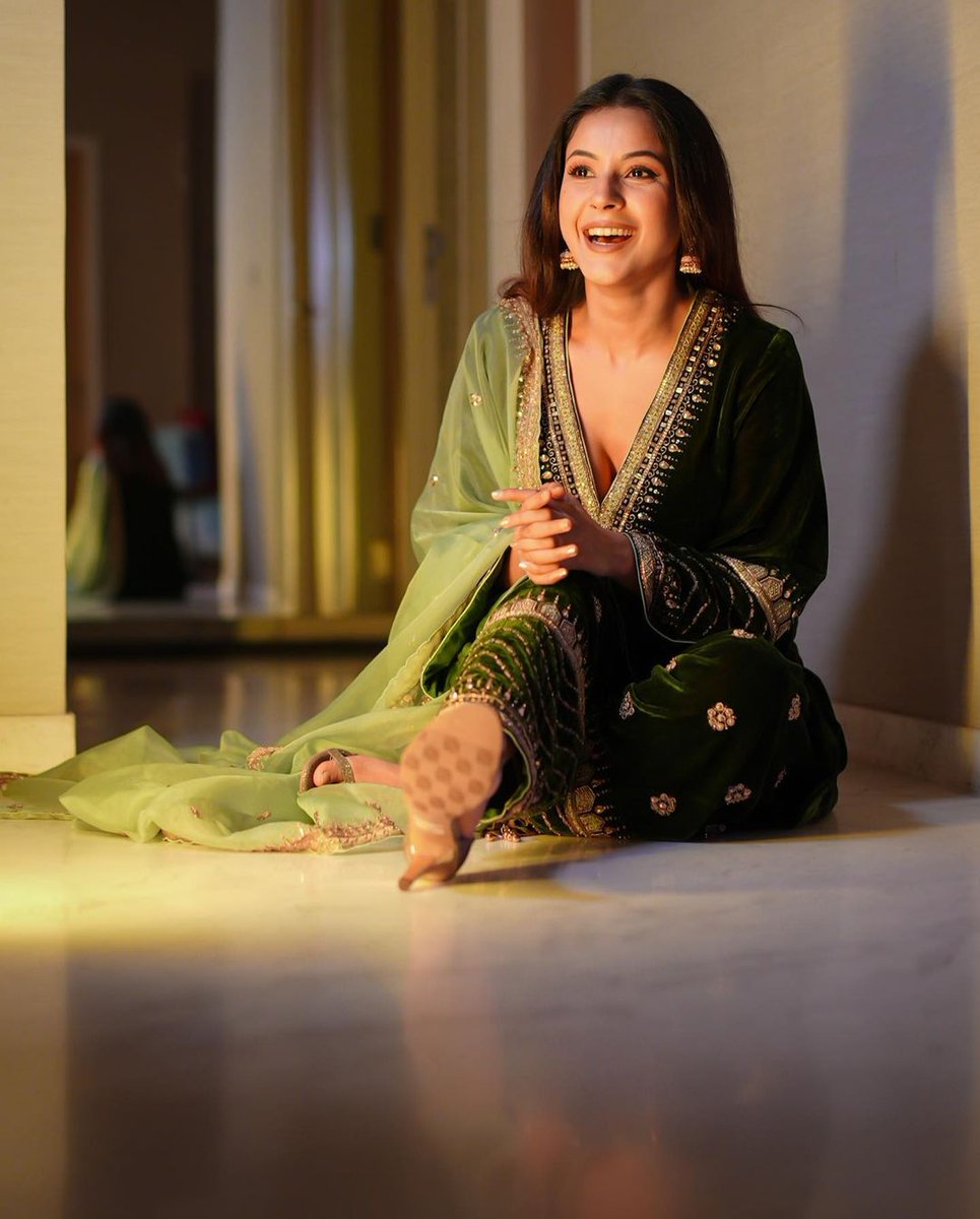 PostNirpakh's tweet image. ਸੂਟ ’ਚ ਸ਼ਹਿਨਾਜ਼ ਗਿੱਲ ਦਾ ਸਾਹਮਣੇ ਆਇਆ ਸਾਦਗੀ ਭਰਿਆ ਅੰਦਾਜ਼, ਦੇਖੋ ਖ਼ੂਬਸੂਰਤ ਤਸਵੀਰਾਂ.... 
#ShehnaazGill #SimpleLook #Suit, #Actress #Model #Singer #Photoshoot #Pollywood #Bollywood