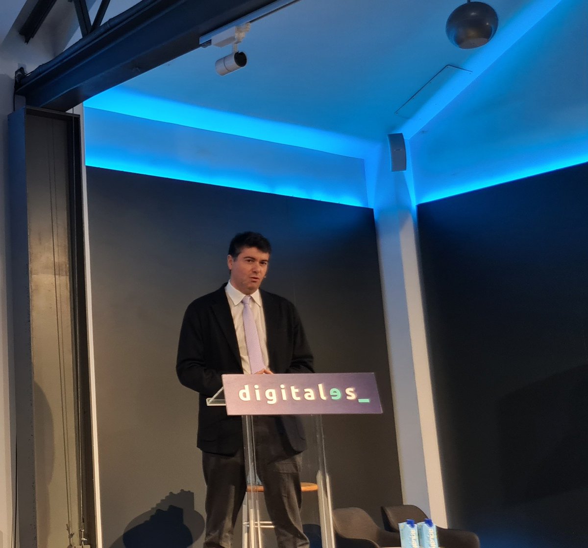 AsocDigitales's tweet photo. Matías González explica algunas de las iniciativas en 5G impulsadas por el Gobierno.
"Hay casos de uso en gestión de emergencias o defensa nacional muy interesantes. Deben ser elementos tractores para la puesta en práctica de otos usos en entornos privados, dijo en #DigitalES5G https://t.co/tQ631FgE1P