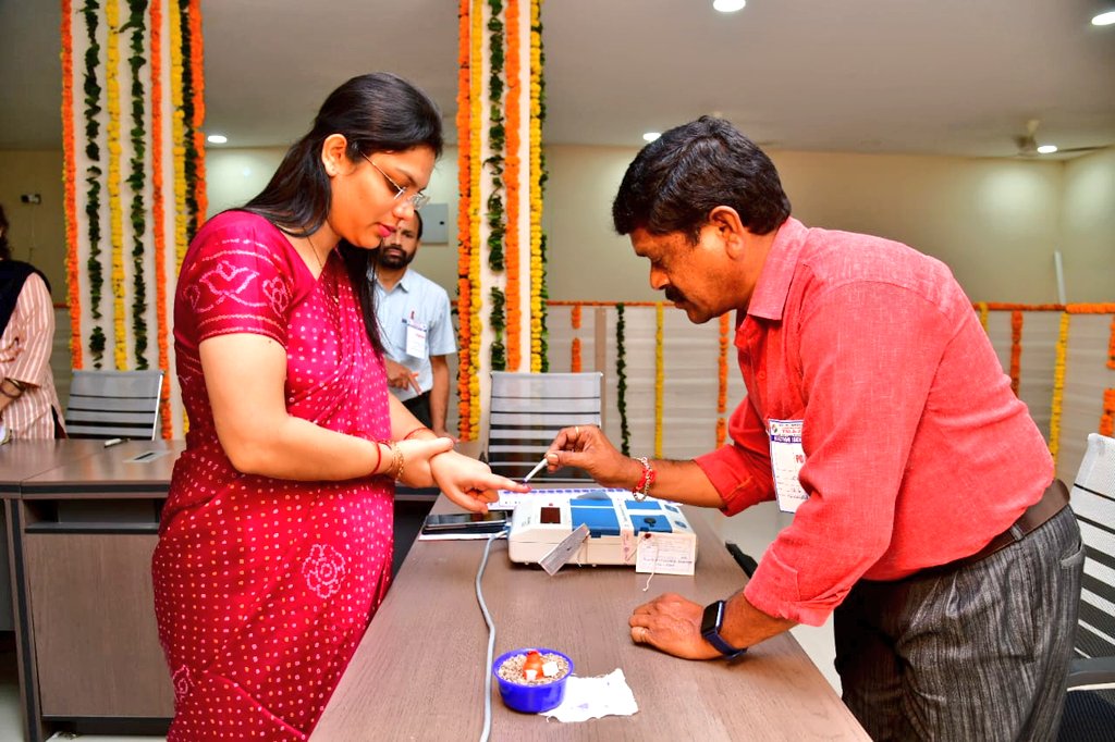 Collector_KNR's tweet photo. For a tomorrow that you hope,
It is today that you must #Vote .

#VoteForSure #TelanganaAssemblyElections

@CEO_Telangana @SpokespersonECI 
@ECISVEEP https://t.co/pRMvdy4Kct