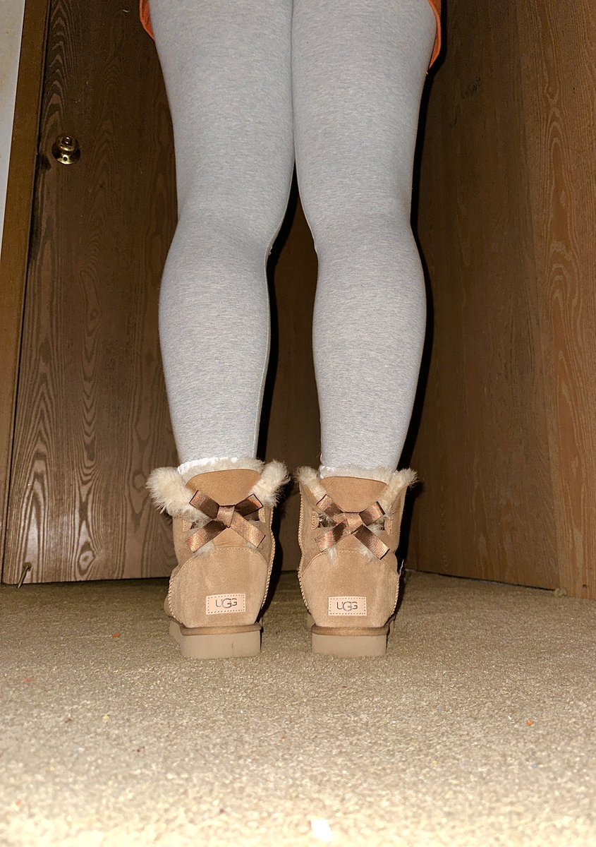 Where’s my Uggs and legging peeps? #uggs #uggseason #boots  #leggings #leggingsoutfit #uggsboots #firstpairofuggs #iloveuggs #uggsandleggings #leggingsanduggs #cottonleggings