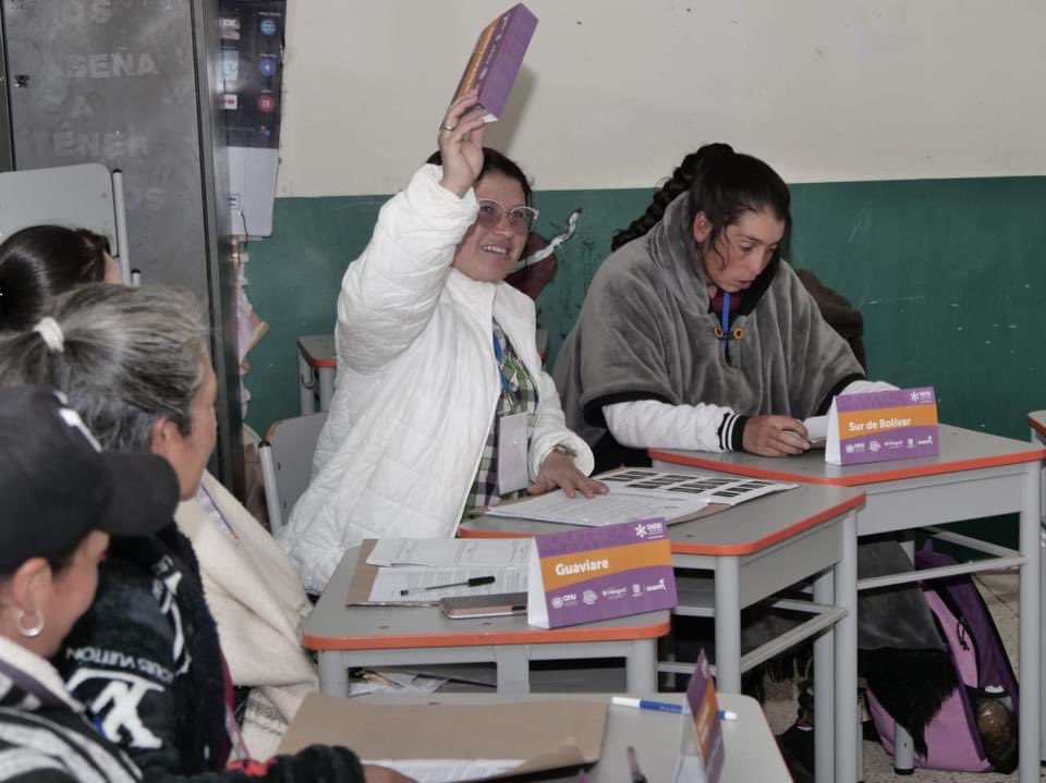 SimonuBogota's tweet photo. Con voces que palabra a palabra fueron animando a los participantes, se leyeron los discursos de apertura y debatieron sobre temas como: la alimentación y uso de agroquímicos, los derechos de los campesinos y las zonas de reserva campesina en Colombia. https://t.co/TfAHDDSBlG