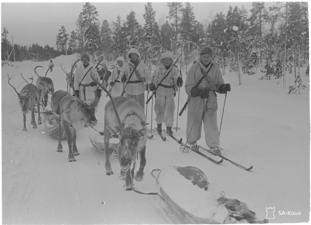 Talvisodan alkamisesta tulee tänään kuluneeksi 84 vuotta. Kunnia kaatuneille, veteraaneille, lotille, kotirintamalle ja vapaaehtoisina palvelleille henkilöille. Himmetä ei muistot koskaan saa. #talvisota SA-kuva: Poropartio Jäniskoskella. 1940.02.20