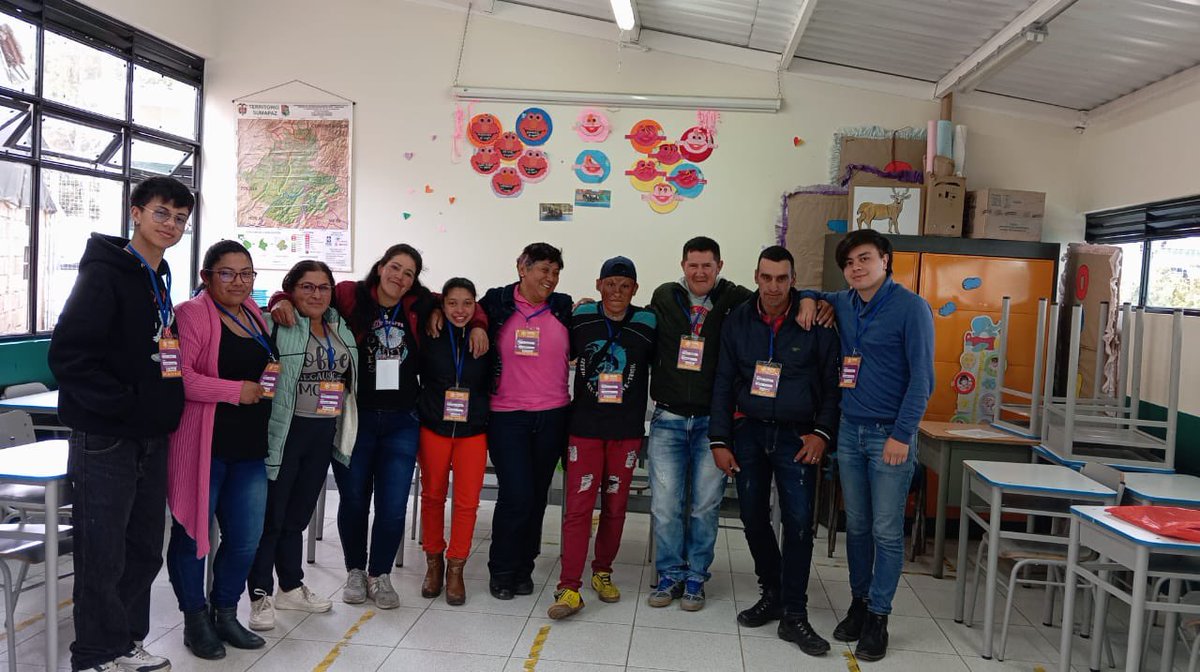 SimonuBogota's tweet photo. Los estudiantes consolidaron sus propuestas en el Decálogo del Alma Campesina. 

Además, valoraron el desarrollo de este proceso pedagógico en #Sumapaz con la alegría de que en la Escuela de Liderazgo de Simonu, se sienten reconocidos por sus voces, miradas y saberes.

#RedEsPaz https://t.co/deexgnd875