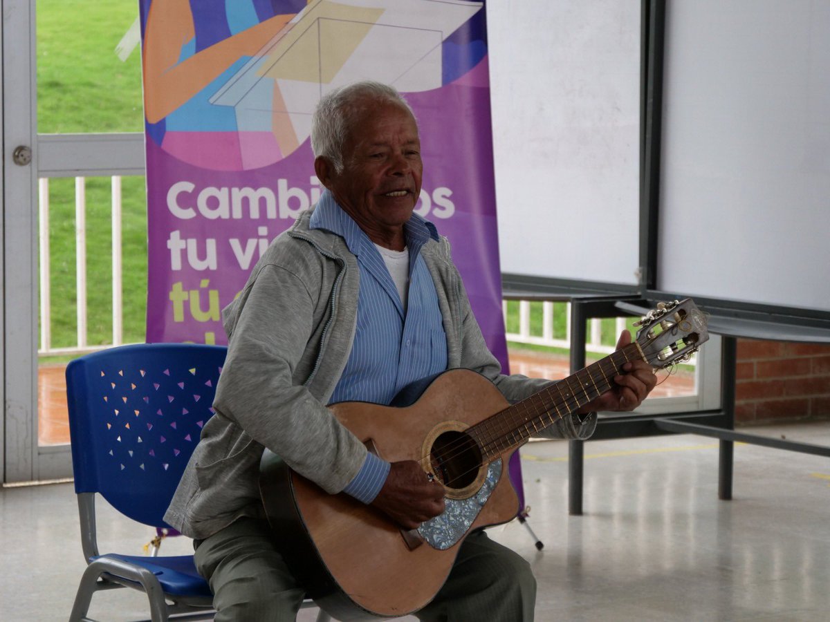 SimonuBogota's tweet photo. Los estudiantes consolidaron sus propuestas en el Decálogo del Alma Campesina. 

Además, valoraron el desarrollo de este proceso pedagógico en #Sumapaz con la alegría de que en la Escuela de Liderazgo de Simonu, se sienten reconocidos por sus voces, miradas y saberes.

#RedEsPaz https://t.co/deexgnd875