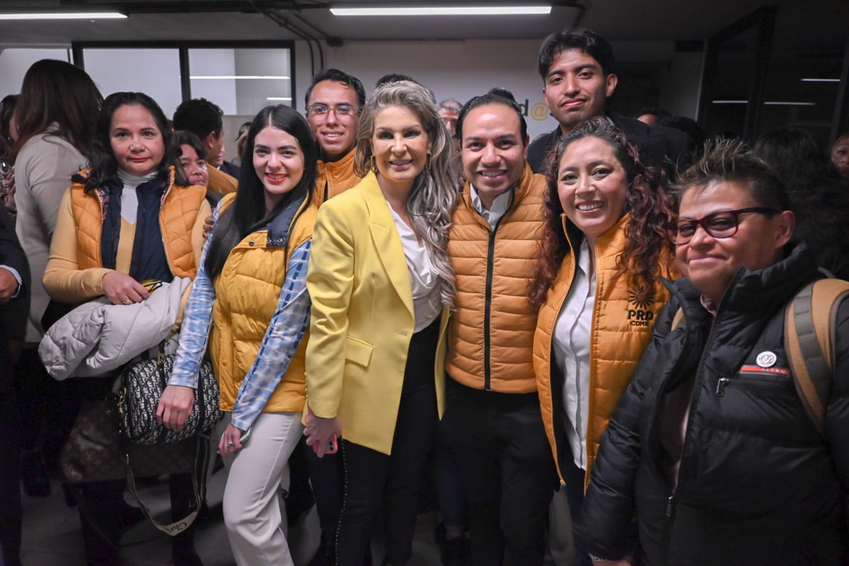 prdbjcdmx's tweet photo. El #PRDismo ☀️ de #BenitoJuárezCDMX y de la #CDMX, cerramos filas con 🔵🔴🟡🟣 Santiago Taboada, nuestro PreCandidato a la Jefatura de Gobierno 🟣🟡🔴🔵.
¡En el 2024, vamos a ganar! 💪🏽
#PRDBJ #PRDCDMX #NoraArias #PRDsomosTODOS https://t.co/IqeqEi6lci