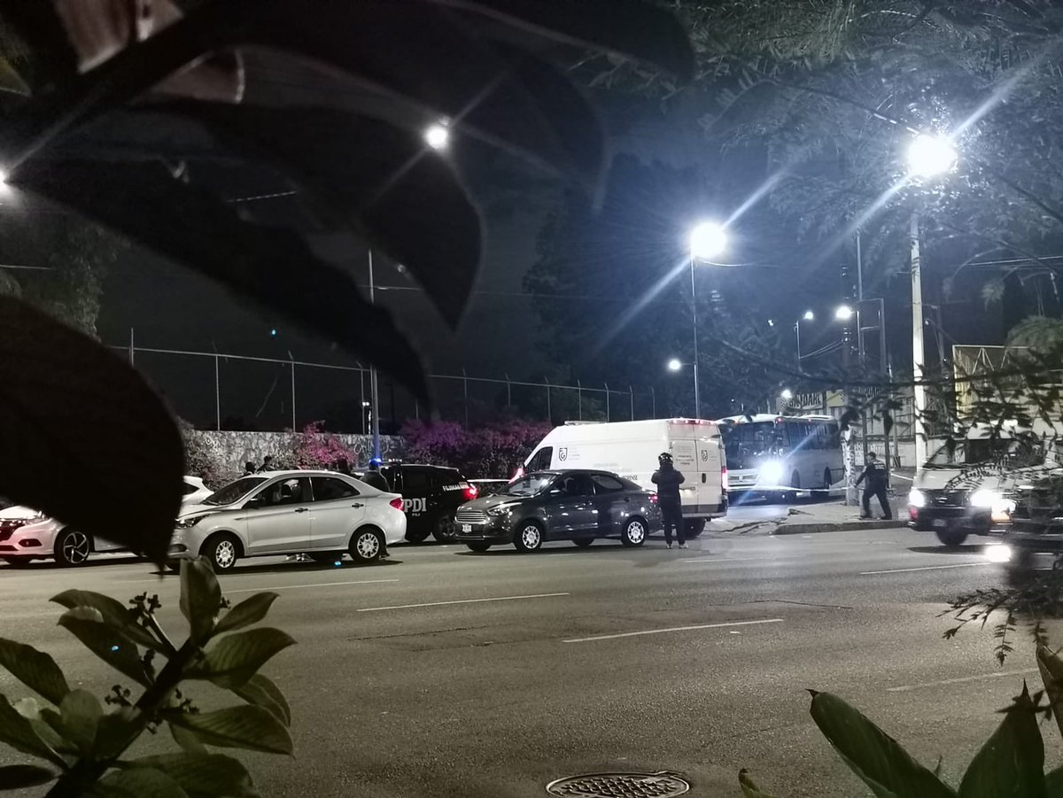 mexico_alminuto's tweet photo. QUITAN VIDA A CAMIONERO #Noticias
Un camionero de la #Ruta76 perdió la vida tras ser baleado en Delfino Madrigal y Avenida del Imán, en #CU, mientras que un pasajero resultó lesionado.
Trascendió que los responsables habrían sido dos sujetos a bordo de una moto y que se habría tratado de una extorsión.
Información de México al Minuto.
#MexicoalMinuto #AlMinuto #Noticias #cdmx #CU #ultimominuto