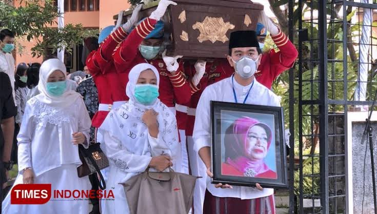 yusuf_dumdum's tweet photo. Mau nanya serius! Yang di sebelah kanan  @gibran_tweet ibu Iriana bukan ? Masa Ibunda pak Jokowi meninggal bu Iriana gak ngelayat ? Mertua sendiri loh. Saya cari2 foto2nya juga susah apalagi videonya.

Biar gak jadi fitnah, sebaiknya ada yg bisa kasih foto bu Iriana waktu ngelayat. Mungkin media banyak yg luput saat meliput tidak sempat foto kehadiran bu Iriana. 🙏
