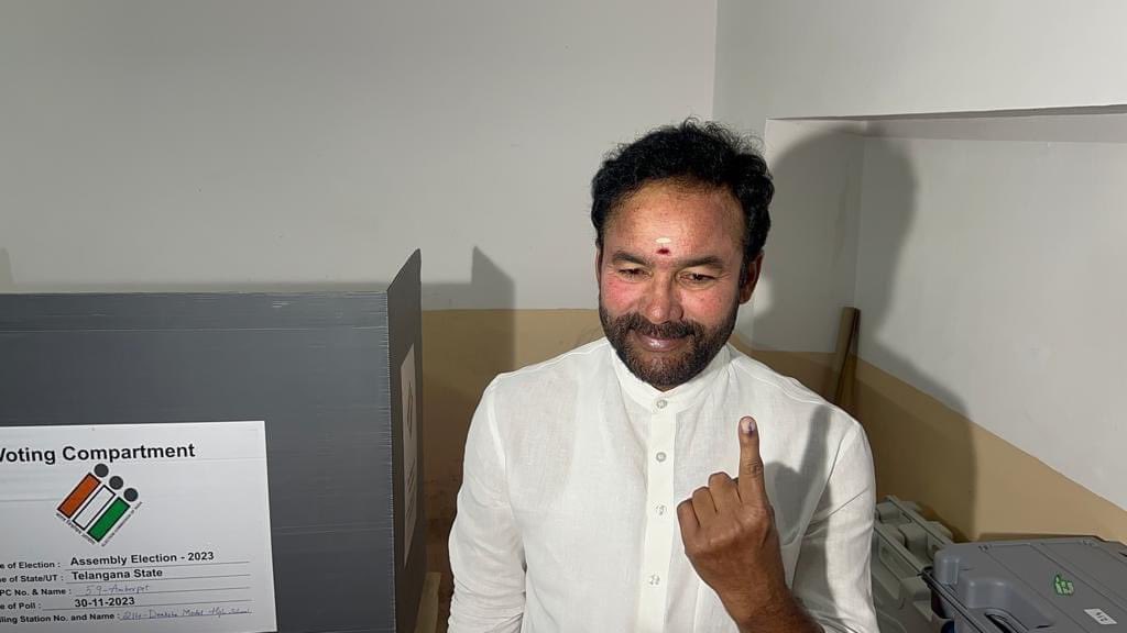 BJP4Telangana's tweet photo. కాచిగూడలో ఓటు హక్కును వినియోగించుకున్న కేంద్రమంత్రి, తెలంగాణ బిజెపి రాష్ట్ర అధ్యక్షుడు @kishanreddybjp గారు.

#TelanganaWithBJP #VoteForLotus #Vote4BJP https://t.co/QjdAPHwY3c