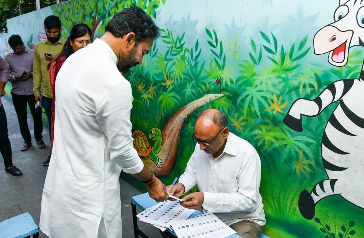 BJP4Telangana's tweet photo. కాచిగూడలో ఓటు హక్కును వినియోగించుకున్న కేంద్రమంత్రి, తెలంగాణ బిజెపి రాష్ట్ర అధ్యక్షుడు @kishanreddybjp గారు.

#TelanganaWithBJP #VoteForLotus #Vote4BJP https://t.co/QjdAPHwY3c