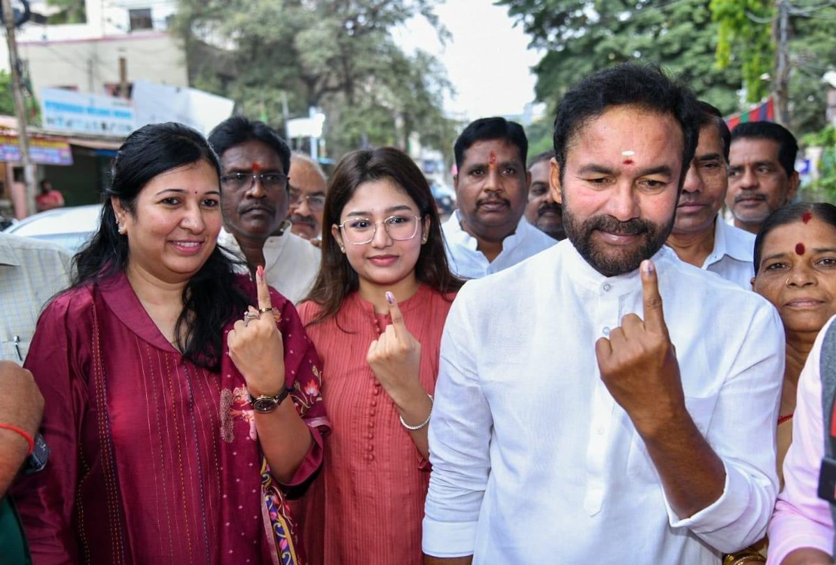 BJP4Telangana's tweet photo. కాచిగూడలో ఓటు హక్కును వినియోగించుకున్న కేంద్రమంత్రి, తెలంగాణ బిజెపి రాష్ట్ర అధ్యక్షుడు @kishanreddybjp గారు.

#TelanganaWithBJP #VoteForLotus #Vote4BJP https://t.co/QjdAPHwY3c