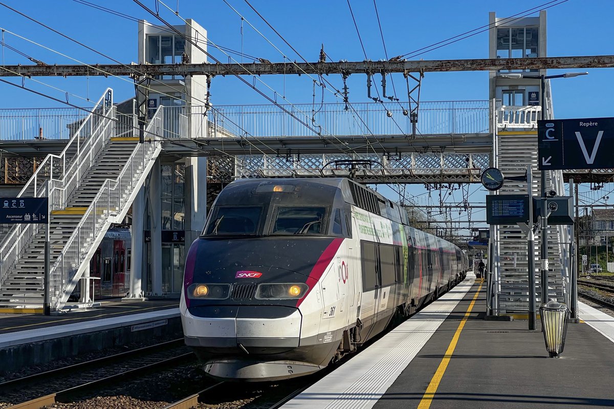 Avril 2023 à Libourne (Nouvelle-Aquitaine), une rame TGV Atlantique rénovée RITA entre en gare afin d’effectuer le dernier arrêt commercial intermédiaire d’un parcours <a href="/TGVINOUI/">TGV INOUI</a> entre Paris Gare de Montparnasse et Bordeaux-Saint-Jean.