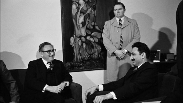NaimBaburoglu's tweet photo. ABD'nin en etkili dış politika aktörlerinden biri olan, ABD eski Dışişleri Bakanı (1973-1977), ABD'nin etkili yumuşak gücü Henry Kissinger yaşamını kaybetti. 100 yaşındaydı.
New York'ta Rockefeller Vakfı'ndaki br toplantıda Kissinger'e Amerika'nın gerçek gücünü sorarlar. Tebessüm ederek der ki: “Amerika dünyanın en güçlü ülkesidir. Tüm dünyaya yön verdiğimiz kesin. Peki, ABD olarak neden bu kadar güçlüyüz, biliyor musunuz? Bizler aramızdaki vatan hainlerini öldürürüz! Bu konuda hiç merhametimiz yoktur! Bir de diğer ülkelerdeki vatan hainleri vardır. Tam tersine o hainleri besleriz. Hepsini birer kahramana dönüştürüp önemli adamlar haline getirir ve kendi hesabımıza çalıştırırız. İşte Amerika olarak gücümüzün sırrı budur! Silah gücümüz de çok önemlidir ama ondan sonra gelir!"
