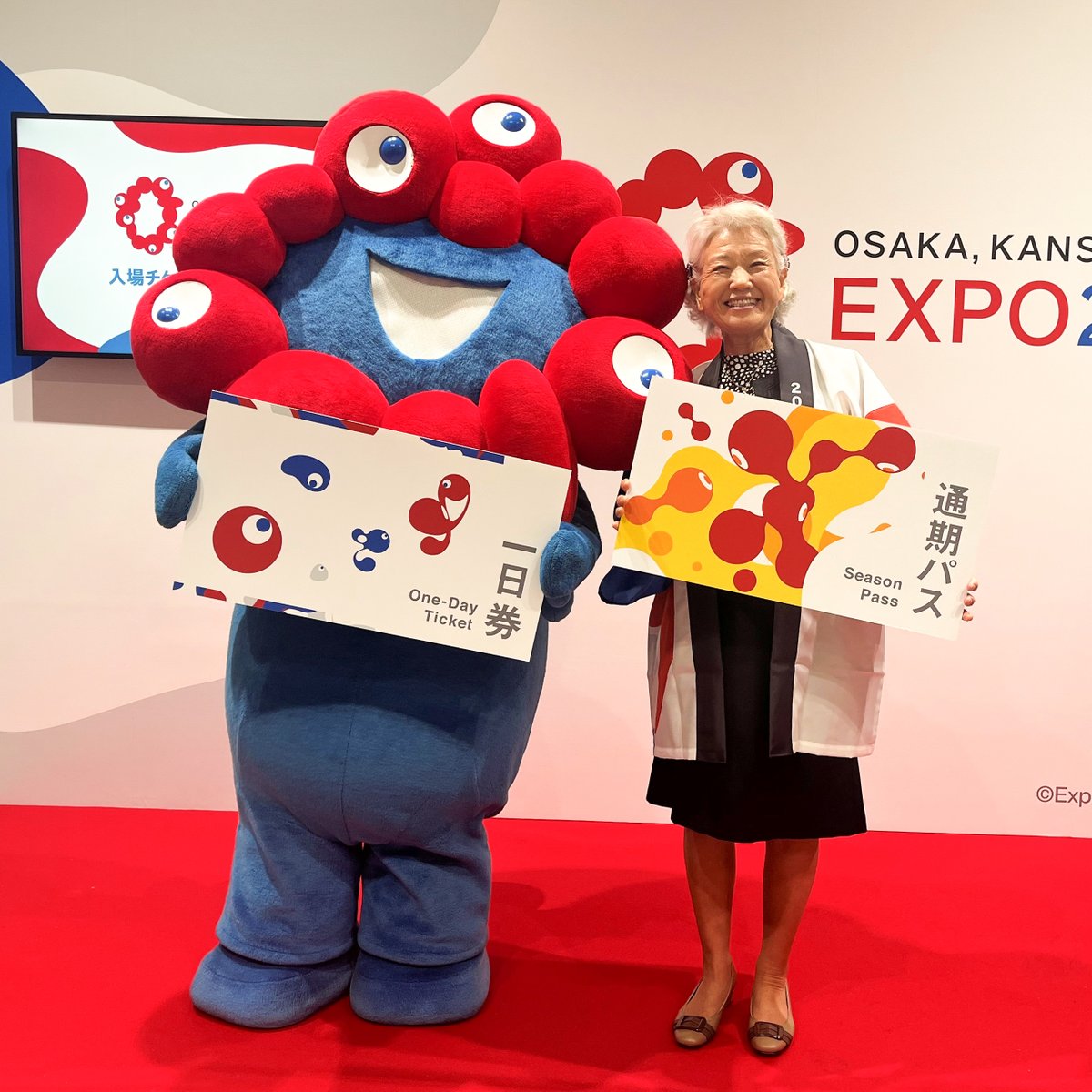 万博おばあちゃん」こと、山田 外美代さんがミャクミャクと登場！ 早速