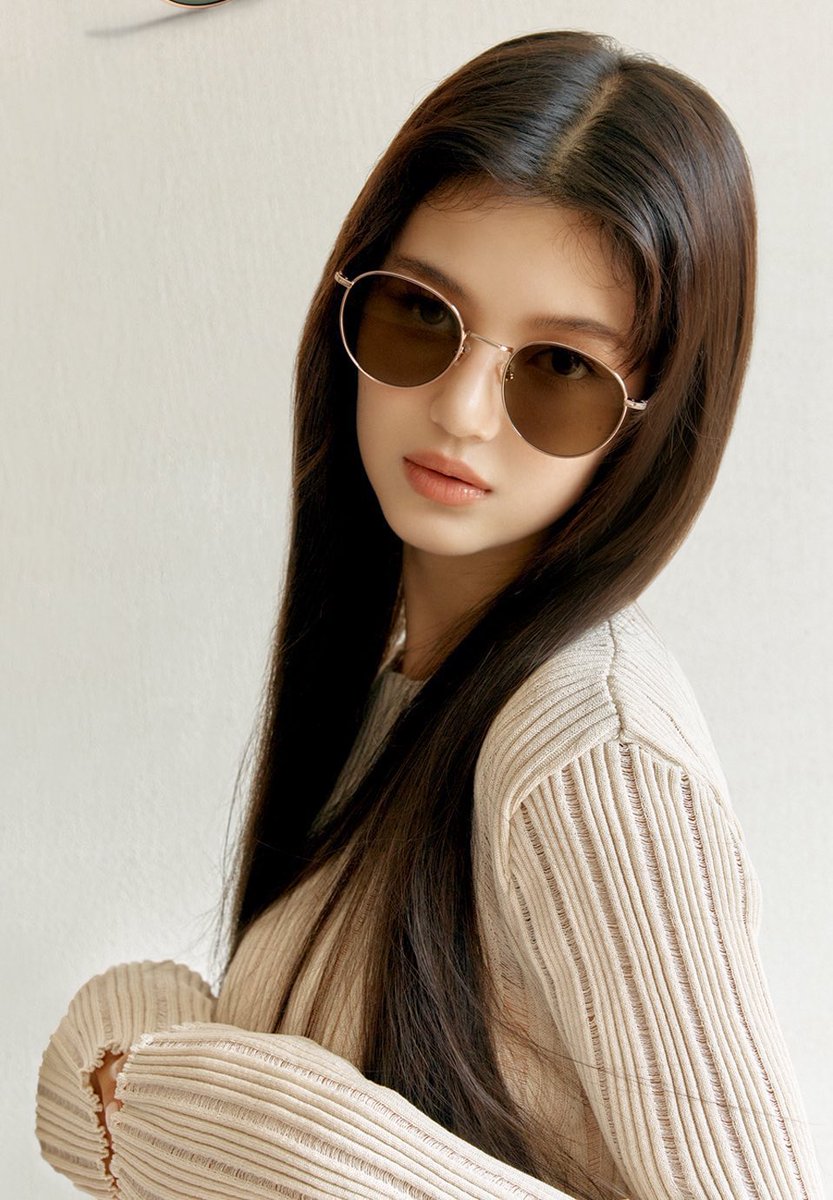 DANlELLE's tweet photo. Her contemporary outfit, skillfully combining style and refinement, captures attention with its meticulous craftsmanship. The sunglasses she wears contribute to her mystique, adding an intriguing element to her overall allure. 🖤 https://t.co/8E4KmAPSRX