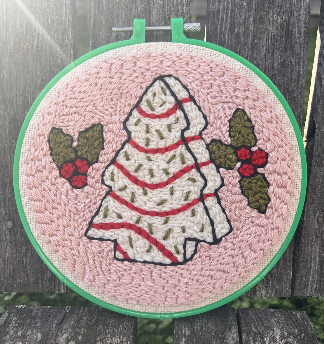 bobbiwolf_art's tweet photo. Little Christmas Tree Sweetness 🎄
#ArtistOnTwitter #art #hoopart #christmasart #littledebbiechristmastreecake #littledebbie https://t.co/XzEmBMfg0q