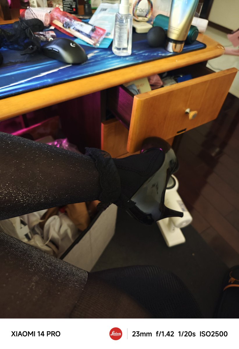 明天要出远门所以停更先，然后这个不是连身袜甚至不能算裤袜！因为里面是踩脚袜+普通蕾丝边袜子嗯。。。。。