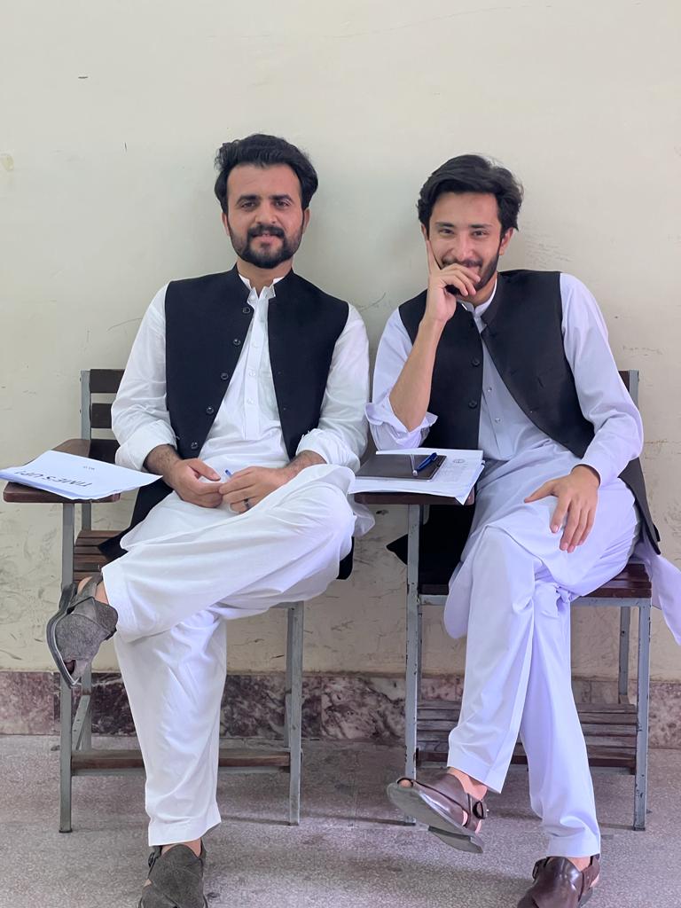 talhajaved_safi's tweet photo. آج کلاس کے بعد ہم احمدفراز کی بالکنی میں کھڑے محوِ نظارہ تھے کہ پیچھے سے دو لڑکیاں انگریزی میں بتیاتی ہوئی گزرئیں میں یونہی حمزہ سے مخاطب ہوا کہ ہمیں بھی گفتگو میں انگریزی کے الفاظ استعمال کرنے چاہیئے ۔ وہ مجھے دیکھے بغیر ہی ،دہیرے سے بولا
 "  okay mother fucker " https://t.co/vjnec7Itqk