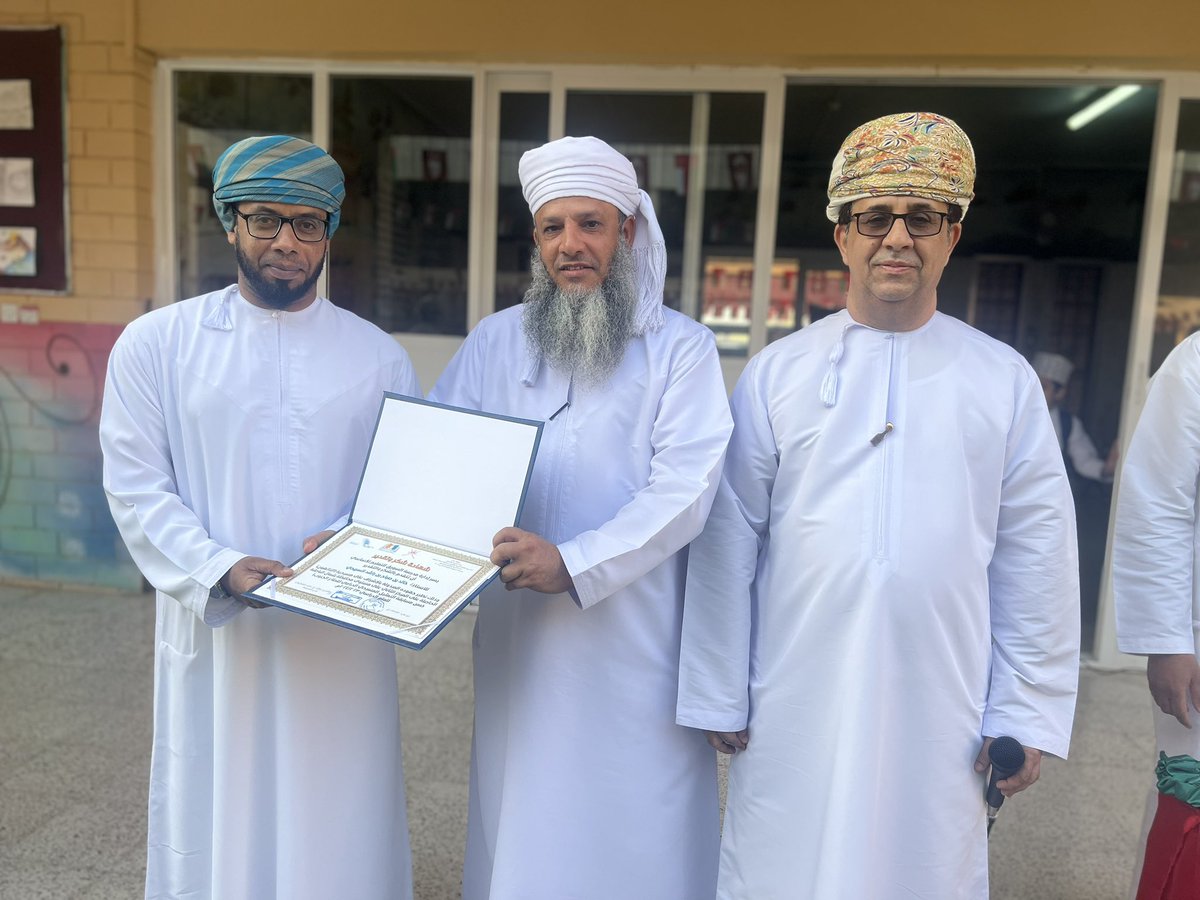 كرمت إدارةالمدرسةوبحضور الفاضل سيف الحارثي رئيس مجلس أولياءالأمورالطلبةالمشاركين في النشاط المسرحي والحاصلين على المركز الثاني على مستوى المحافظة كماتم تكريم المعلمين المشرفين على النشاط الرياضي والمعلم المشرف على النشاط المسرحي واخصائي أنشطة مدرسية
#فعاليات_تعليمية_شمال_الباطنة