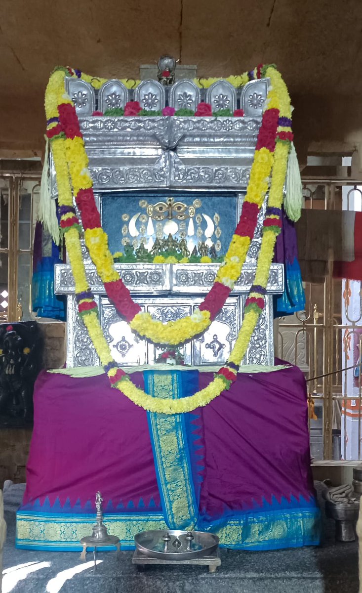 civicravi's tweet photo. Today's Mantralayam Shri Vaadeendra Tirthar Moola Brindavan *Guruvara* Alankara Darshana ! 30-NOV-2023 !  *श्री वादींद्रतीर्थ गुरुभयो नम: ।*🙏🙏 https://t.co/0nCnTlvXrL