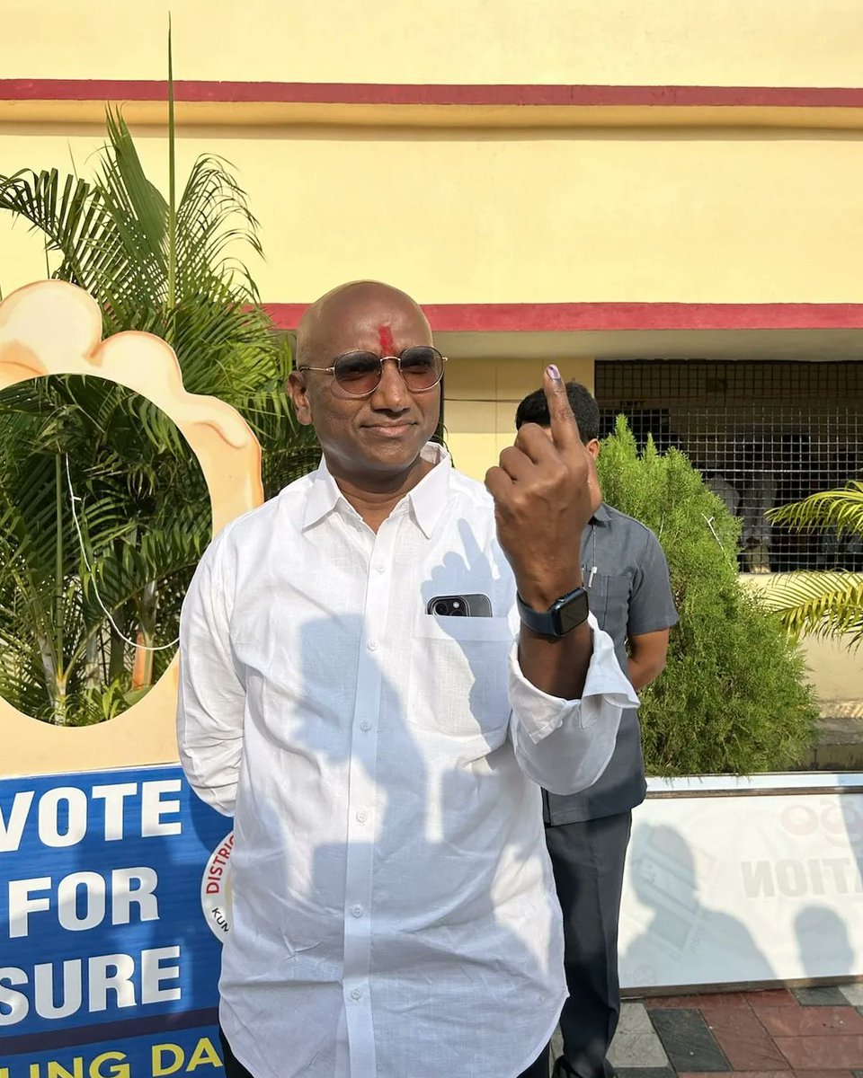 TManoharSwaero's tweet photo. 👉 ఓటు హక్కు వినియోగించుకున్న బీఎస్పీ తెలంగాణ చీఫ్ డా.ఆర్.ఎస్ ప్రవీణ్ కుమార్
👉 అందరూ ఓటు వేయాలంటూ పిలుపు
#IamRSP #BSP4Telangana #VR99 #Time4Blue #TelanganaElections2023 #Telangana #Elections2023 @RSPraveenSwaero @BITCELL_BSP @BSP4Telangana https://t.co/G88ilOkWmU