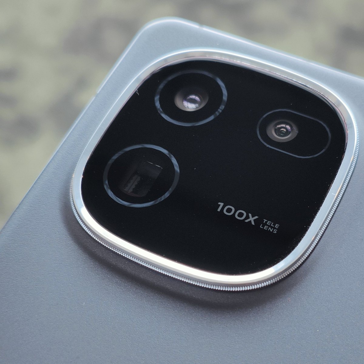 #iQOO12 = #Snapdragon 8 Gen 3 pertama di Indonesia! 🇮🇩

Dari foto-foto berikut, kira-kira teknologi apa saja yang akan dibawa oleh #MonsterInside milik <a href="/iqoo_id/">iQOO Indonesia</a> ini? 🤔

Tunggu info selengkapnya di peluncuran iQOO 12 pada 7 Desember 2023! 🤓