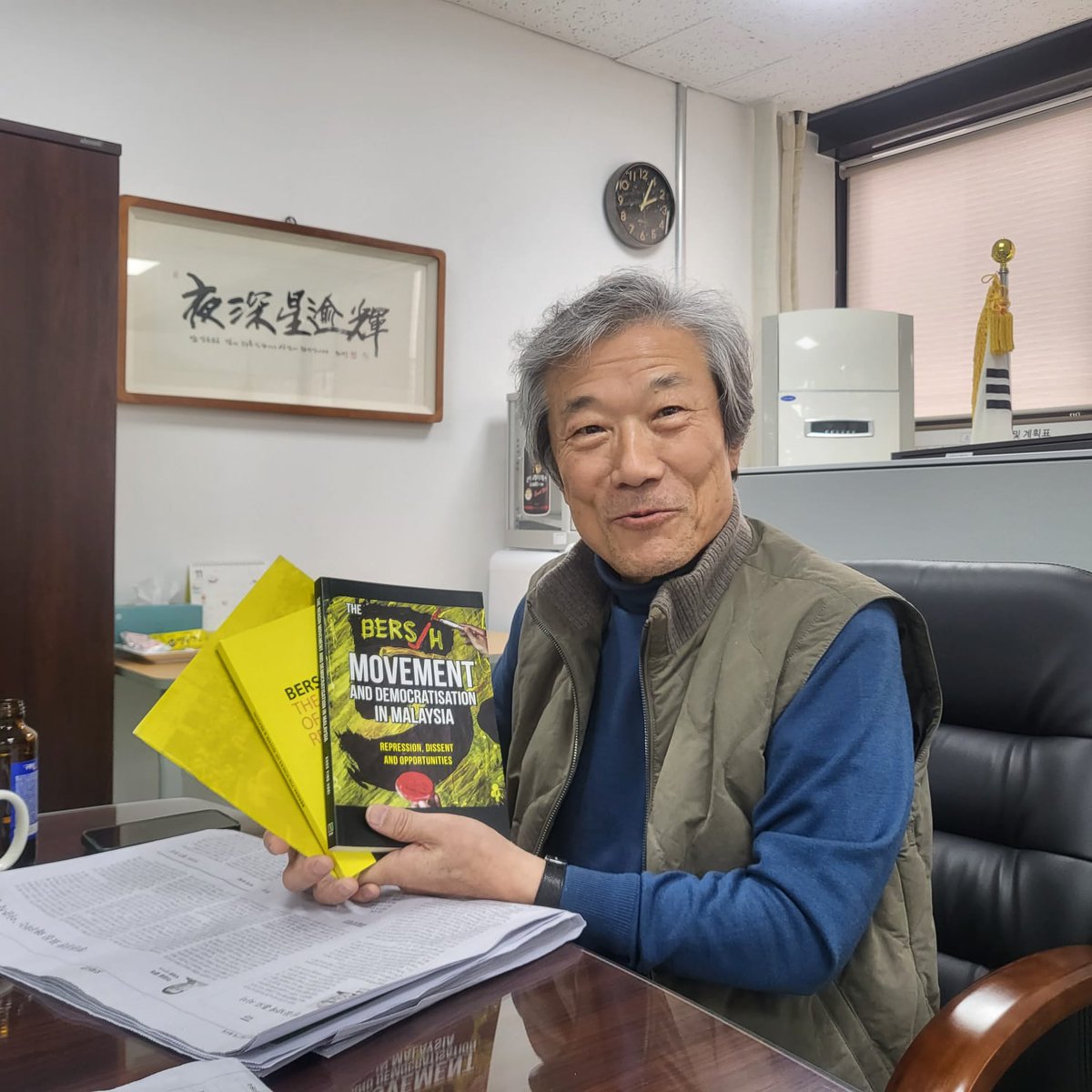 Glad to see Mr Won Sun-Seok, Chairperson of the May 18 Foundation, enjoying BERSIH's books after his team made a visit to Malaysia for the Network for Laureates of Gwangju Prize for Human Rights meeting.