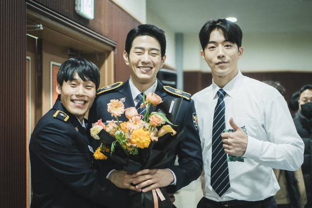 kdrama_menfess's tweet photo. 🔥⚠️ vigilante

Hanya potret 3 mahasiswa kepolisian biasa •kdm• https://t.co/67B1fjCItH