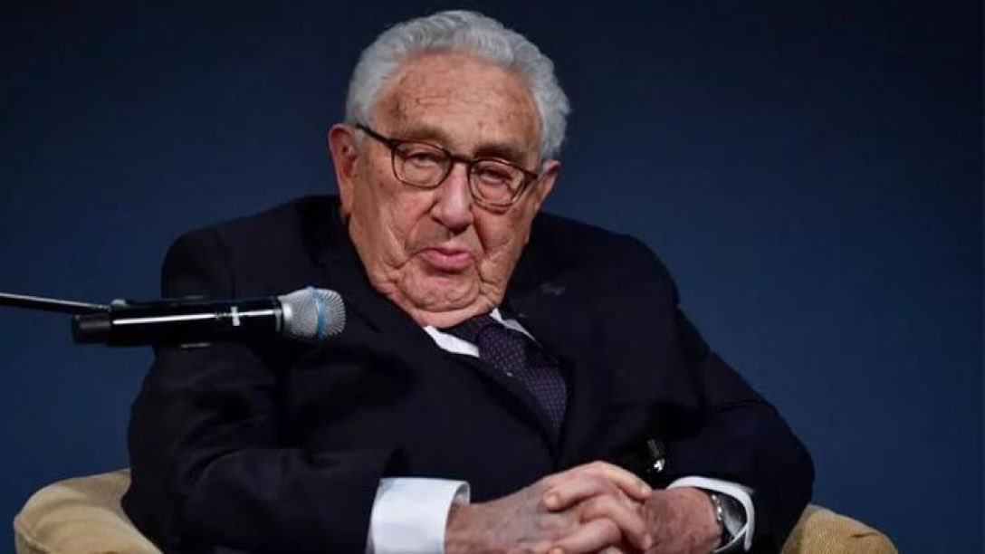 Henry Kissinger öldü. Postkolonyal dönemde dünyadaki mazlumların kanları ve gözyaşları üzerine kurulan kapitalist düzenin ağababalarındandı. * Latin Amerika'da, Afrika'da, Asya'da pek çok darbenin planlayıcısı, katliamın kurgulayıcısı, Çin'in kapitalizme (Yahudi düzenine) diz…