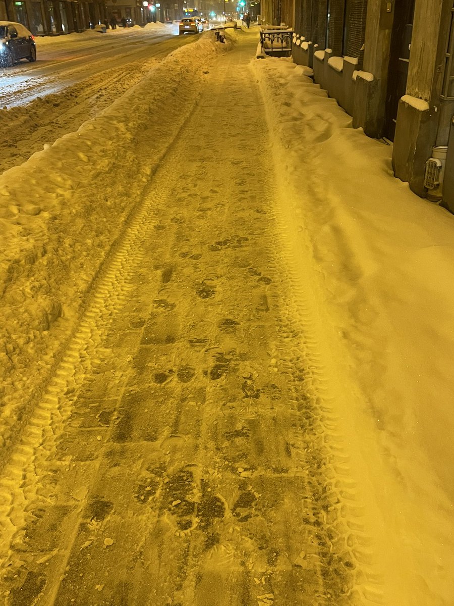 MStakis's tweet photo. Šodien, visticamāk, ietvju tīrītāji saņems ne mazums kritikas. Tomēr, no savas puses gribētu pateikt lielu paldies vīriem un sievām, kuri jau no 4iem rītā čakli dara savu darbu.

No šī gada pilsēta pati tīra Rīgas centra un 1. un 2. kategorijas ielu ietves. No nākamā gada - visas ietves pilsētā.
