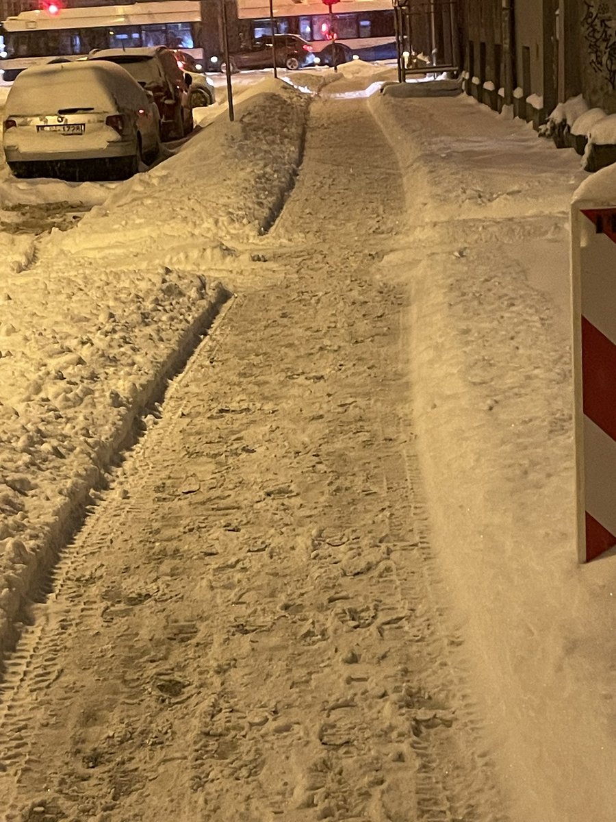 MStakis's tweet photo. Šodien, visticamāk, ietvju tīrītāji saņems ne mazums kritikas. Tomēr, no savas puses gribētu pateikt lielu paldies vīriem un sievām, kuri jau no 4iem rītā čakli dara savu darbu.

No šī gada pilsēta pati tīra Rīgas centra un 1. un 2. kategorijas ielu ietves. No nākamā gada - visas ietves pilsētā.