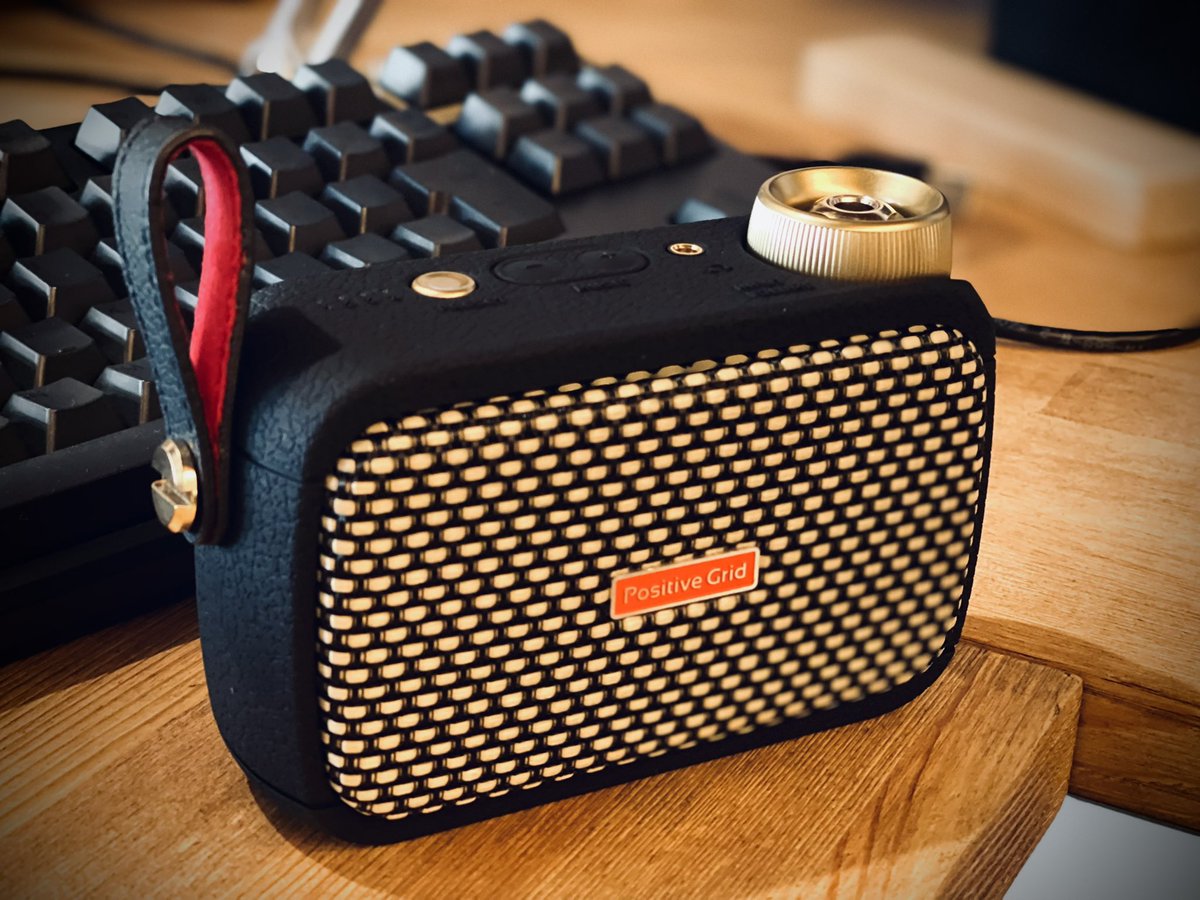 tack5150's tweet image. 僕「実はブラックフライデーのセールで安くなってて以前から気になってた“凄い大きさ”のギターアンプ買っちゃったんだ。今日届くの。」
妻「えええ？どこ置くの？」

机の上に置くんだ…大きさが…凄く…小さくて。（もう届いたけどまだ言ってない）
#PositiveGrid #SparkGo