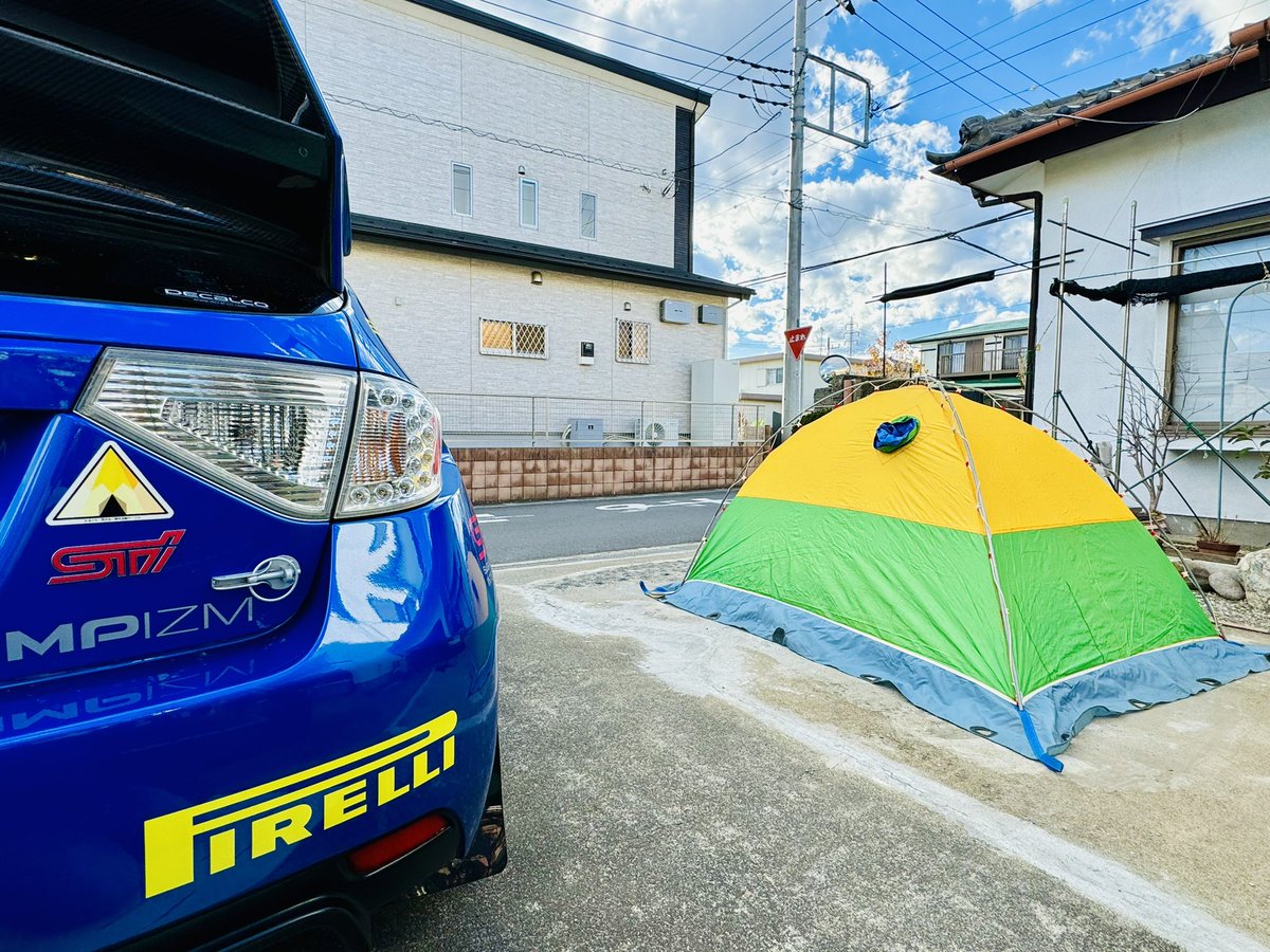 Subaru555Grb's tweet photo. #ゆるキャン
＃キャンプ
明後日からのキャンプ⛺️に向けて
お勉強中🧐
まずは形から入るタイプなので
ゆるキャンコラボグッズを買った🤣🤣🤣
(イス.テーブル)
ゆるキャン△テント⛺️マークステッカーを
マグネット🧲化してボディに貼ってみた
今夜は予行で庭のテント⛺️に泊まるか(嘘) https://t.co/Gpvjtjq7An