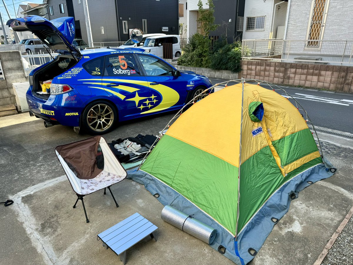 Subaru555Grb's tweet photo. #ゆるキャン
＃キャンプ
明後日からのキャンプ⛺️に向けて
お勉強中🧐
まずは形から入るタイプなので
ゆるキャンコラボグッズを買った🤣🤣🤣
(イス.テーブル)
ゆるキャン△テント⛺️マークステッカーを
マグネット🧲化してボディに貼ってみた
今夜は予行で庭のテント⛺️に泊まるか(嘘) https://t.co/Gpvjtjq7An