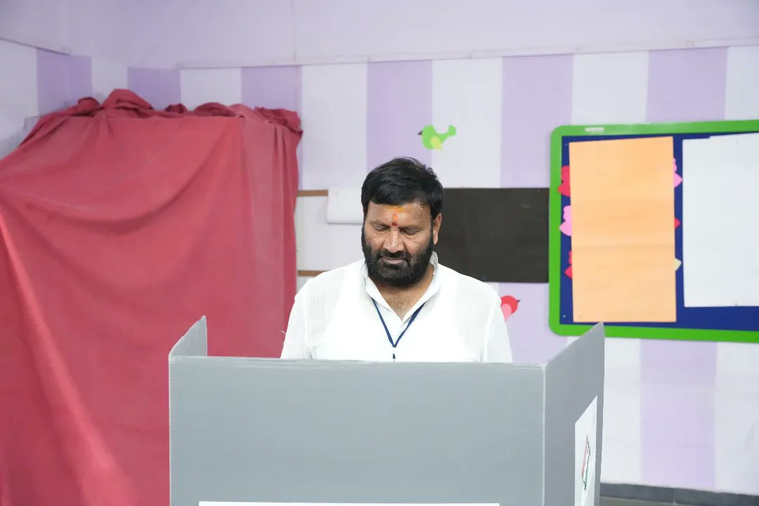 KunaSrisailam's tweet photo. గాజులరామారం లోని  తత్వ గ్లోబల్ స్కూల్, 243 పోలింగ్ బూత్ లో నా ఓటు హక్కును వినియోగించడం జరిగింది. 

కుత్బుల్లాపూర్ ఓటర్ మహాశయులారా! ప్రతి ఒక్కరూ మీ ఓటు హక్కును వినియోగించుకోవాలని కోరుతున్నాను. 

#AssemblyElections2023 #quthbullapurconstituency https://t.co/h847W0DIM0