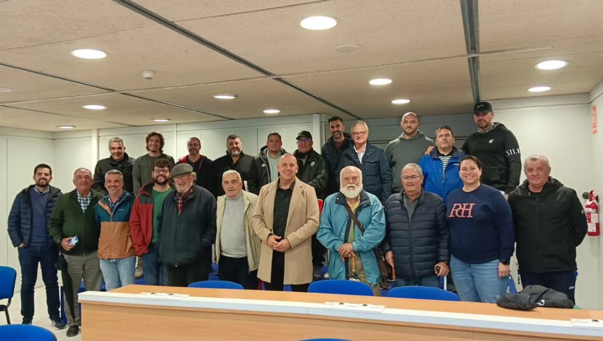 Buenos días, ayer mantuvimos una reunión con los clubes de #JerezdelaFrontera , reuniones como está vienen siendo habitual todas las temporadas, donde el diálogo y las sugerencias entre todos hacen crecer a una Real Federación Andaluza de Fútbol flexible y
cercana. 🤝🏻🤝🏻📗🖊️