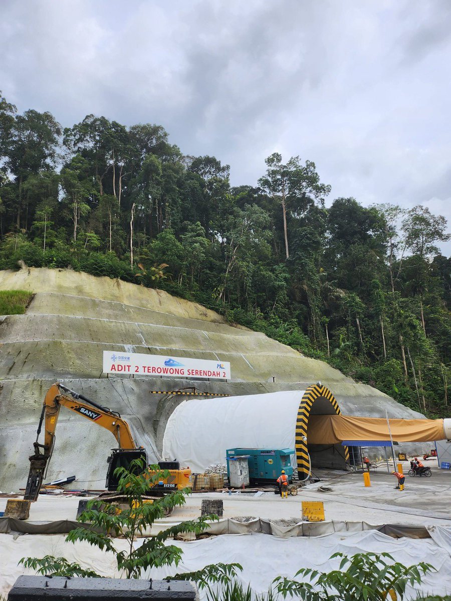 anfaalsaari's tweet photo. Petang semalam saya berkesempatan untuk melawat salah satu tapak projek terowong ECRL dimana akses ke tapak binaan berada di dalam kawasan DUN Taman Templer.

Projek kerajaan Persekutuan ini dijangka siap pada akhir tahun 2026. Semestinya projek mega seperti ini sedikit

1/2 https://t.co/Obi293mZe0