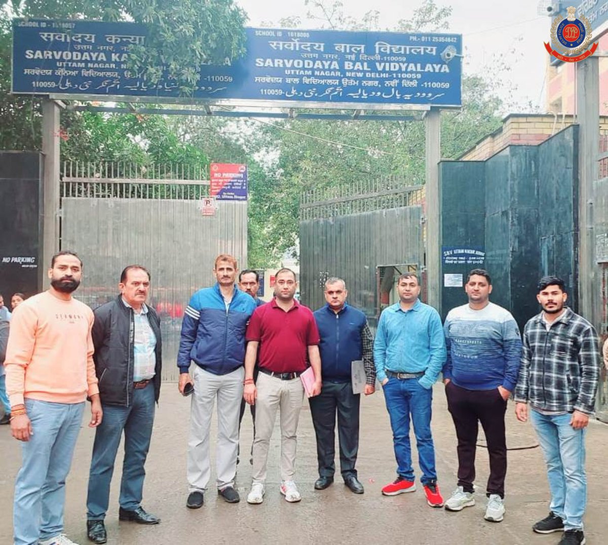 DelhiPolice's tweet photo. Operation Kavach-4:Delhi Police ANTF,@CrimeBranchDP along with @narcoticsbureau targets pan shops selling tobacco products to school children. 
70 shops raided all over Delhi and challaned under COPTA Act.

@HMOIndia
@LtGovDelhi 
@Ravindra_IPS
@amitgoelips
https://t.co/9wEenkzrM4 https://t.co/dEQhWNkPK4