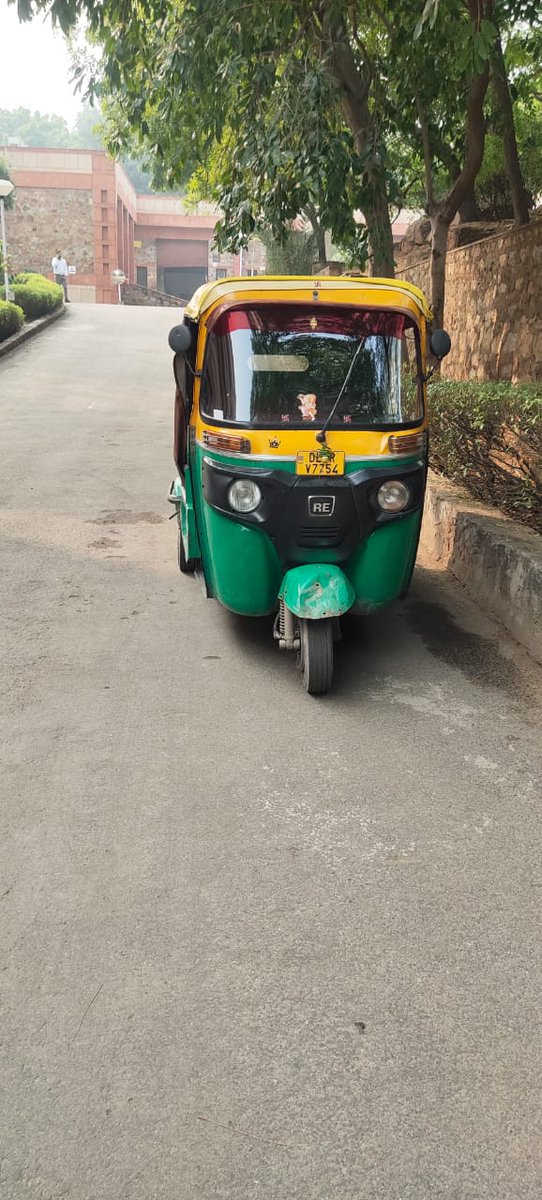 jitendder1's tweet photo. @dtptraffic He also hided his regn. plate to escape any complaint. I tried complaining on traffic sentinel but it didn't work. Kindly take strict action against this errant driver. His regn. number is DL1RV7754 https://t.co/ZAJUJEzAFB