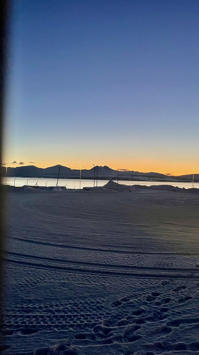 leetschi's tweet photo. #flynorth @flyedelweiss #tromsø #WinterWonderland #norway 🇳🇴 https://t.co/ykEgBr2ito