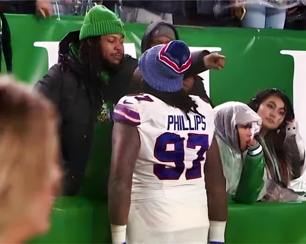 Chris24Red's tweet image. When a dude with no money is tryna hop in the VIP section.