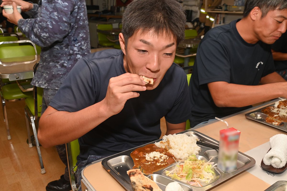 JMSDF_PAO's tweet photo. 【 #金曜日はカレー 】
こ…この平べったい物体はナンだ？！😋
本日の #カレー はインド洋にちなみ、ナン付きインドカレー🍛

#OPFC #艦めし #いかづち https://t.co/bK2lzRSuw8
