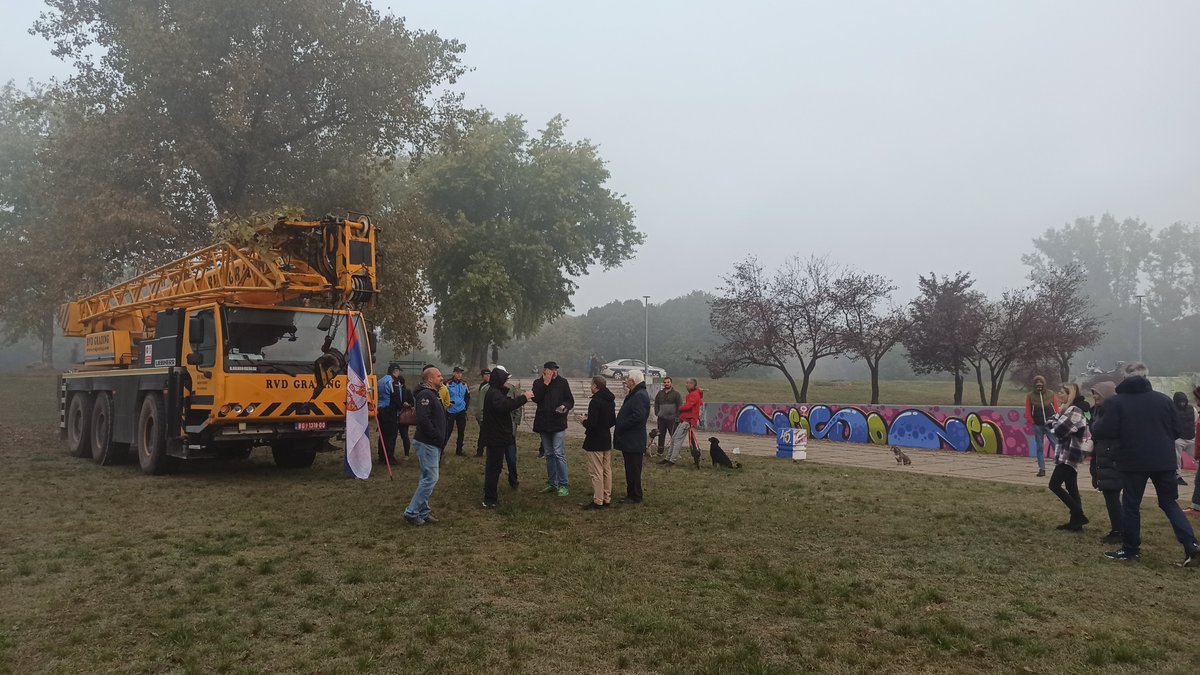 ZaNasKej's tweet image. Reklamiranje zakonske obaveze. Zloupotreba javnih resursa u predizborne svrhe. Sa sve žutom dizalicom od 36 tona na bilbordu - kretala se protivno zakonu nasipom, oštetivši ga. Podneli smo krivičnu prijavu tim povodom. 

Ko mu je bilbord radio, baš mu je uradio.

#ZaNašKej #Šapić