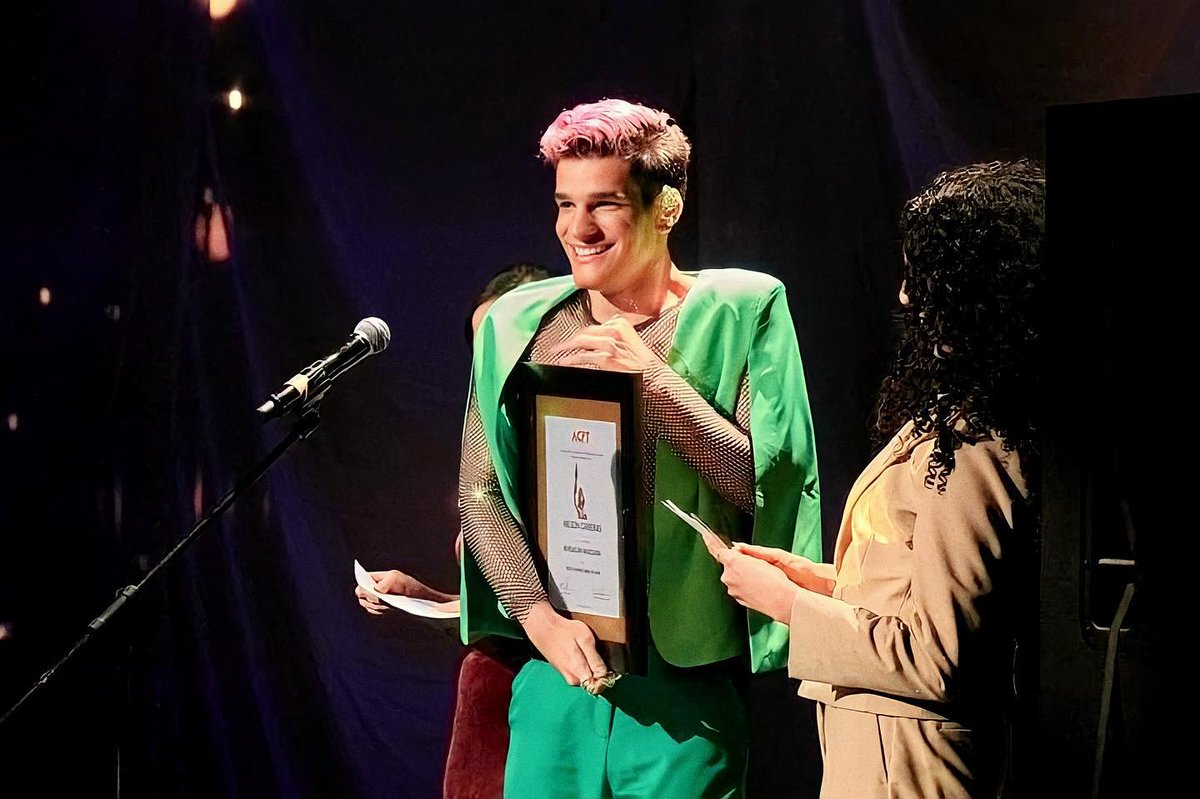 hablemos de cómo en menos de un año, ya ganó dos de los premios más prestigiados en teatro mexicano y fue protagonista de dos obras importantísimas actualmente en méxico. tenemos una joya enfrente de nosotrxs y se llama nelson carreras 

NELSON MEJOR ACTOR