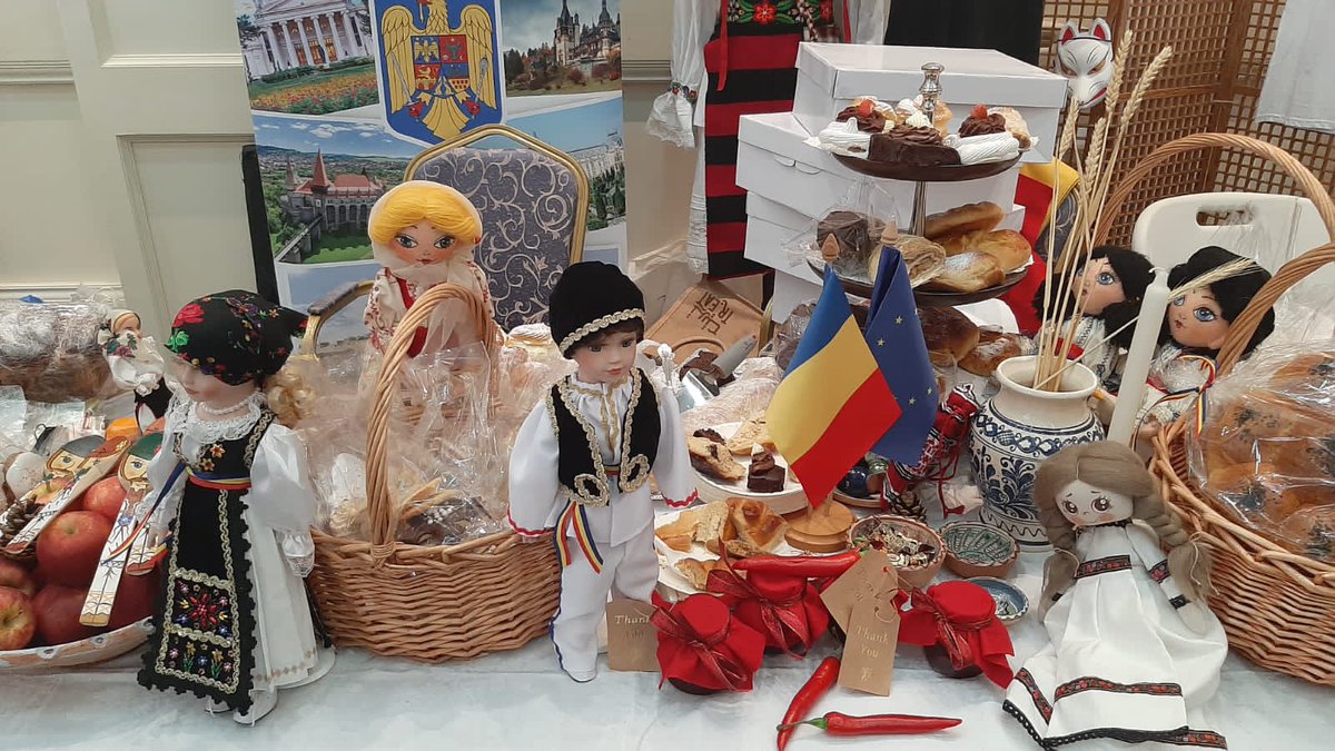 EmbRoinMuscat's tweet photo. Participarea AR Muscat la Bazarul Diplomatic de Caritate 2023
La 27 noiembrie a.c., MAE omanez a organizat Bazarul Diplomatic în cooperare cu ambasadele rezidente în Sultanatul Oman și întreprinderile locale mici și mijlocii, în scop caritabil.
https://t.co/gLc9EaEsV6 https://t.co/OJwyARbHyN
